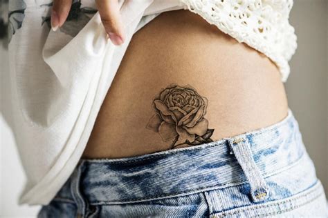 Tatuajes femeninos en la pelvis